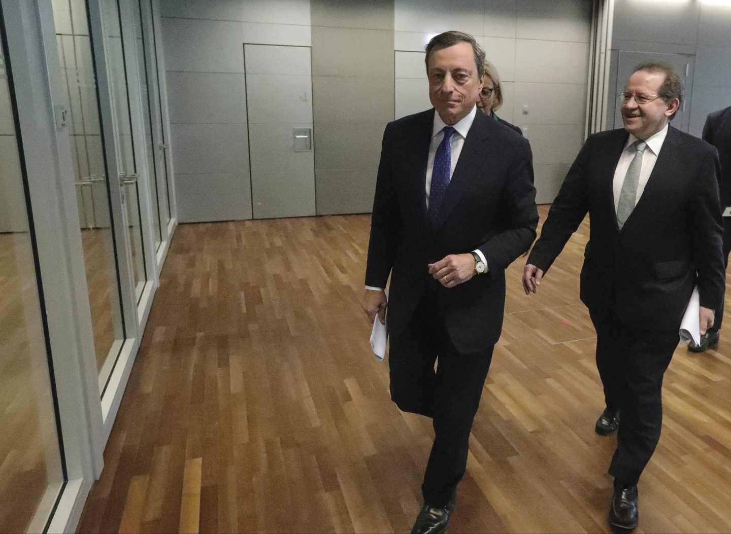 El presidente del BCE, Mario Draghi, junto al vicepresidente, Vitor Constancio, antes de su comparecencia en la sede de la institución en Fráncfort.