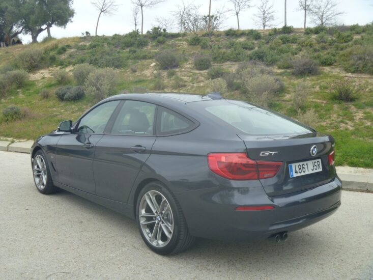 El modelo 320d GT Automático monta un motor diésel de 2 litros de cilindrada (190 CV) acoplado a un cambio automático de 8 velocidades. Alcanza una velocidad máxima de 226 km/h.