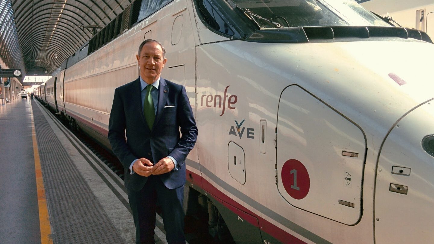 Alfredo Durán Alonso, junto a un tren AVE en la estación sevillana de Santa Justa.