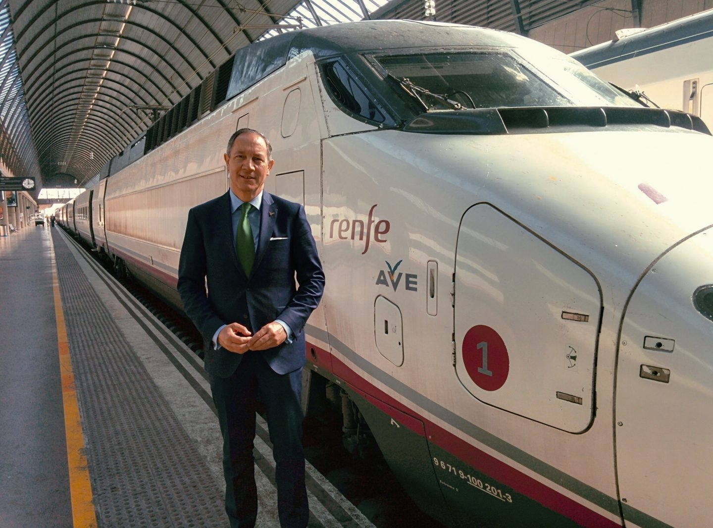 Alfredo Durán Alonso, junto a un tren AVE en la estación sevillana de Santa Justa.