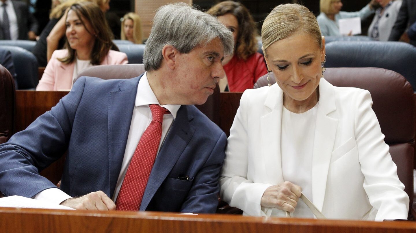 El diputado Ángel Garrido y Cristina Cifuentes, en la Asamblea de Madrid.