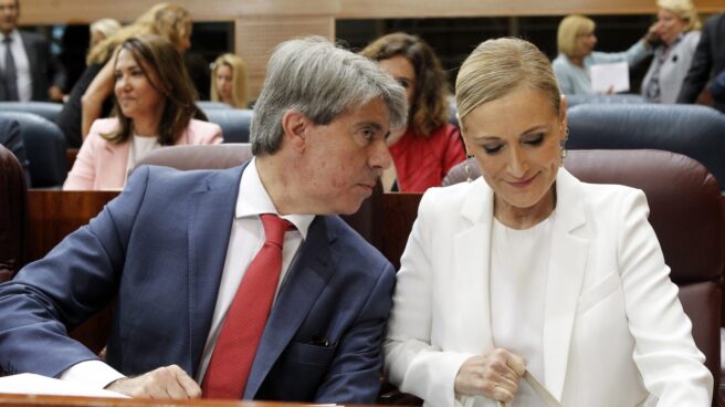 El diputado Ángel Garrido y Cristina Cifuentes, en la Asamblea de Madrid.