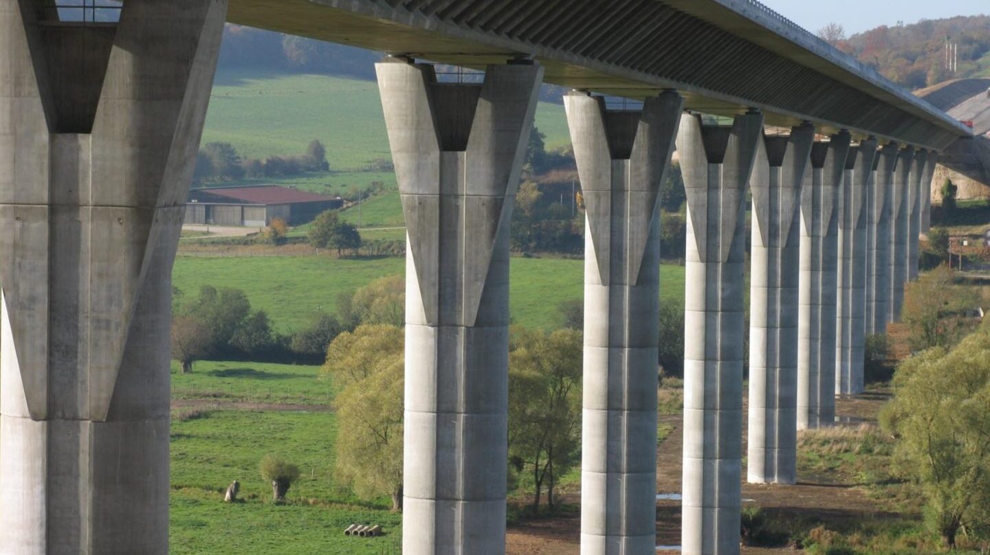 Viaducto de una de las autopistas gestionadas por Abertis en Francia.