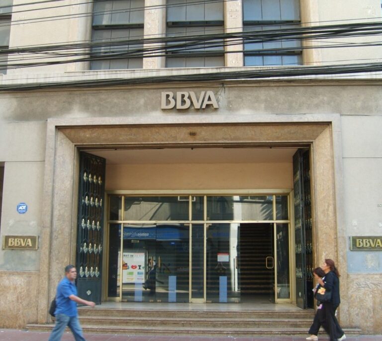 BBVA ganó 3.449 millones hasta septiembre, un 23,3 % más, por más ingresos