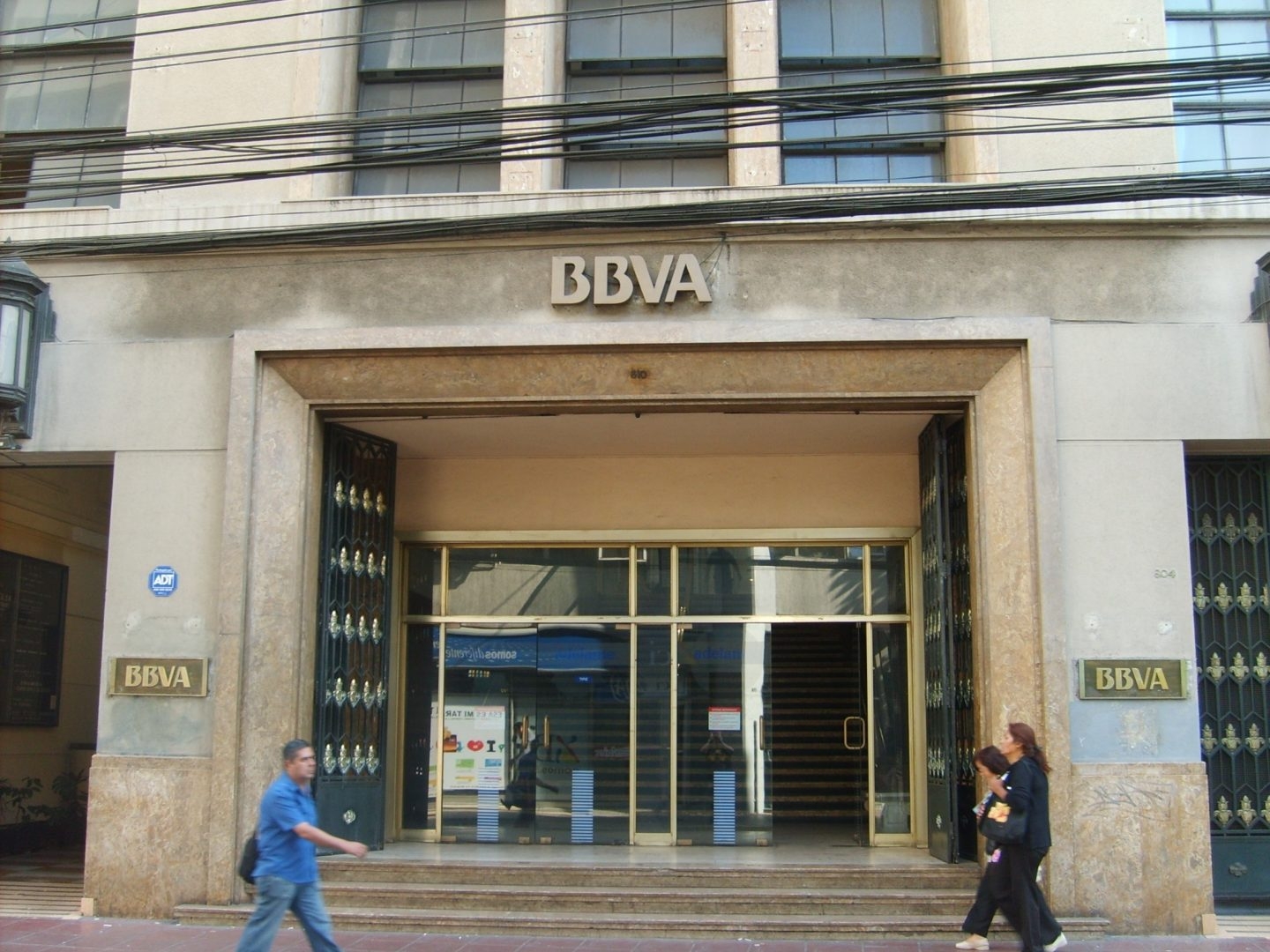 Fachada de una de las oficinas del BBVA.