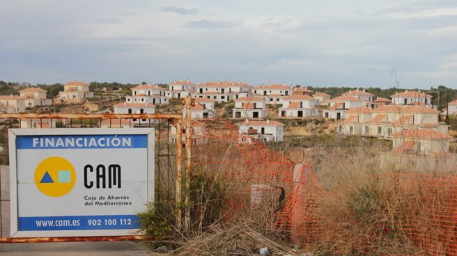 Promoción de viviendas fallidas sobre plano en Cala Romántica, en Mallorca. Promoción de viviendas fallidas en Cala Romántica (Mallorca), con un cartel de la CAM.