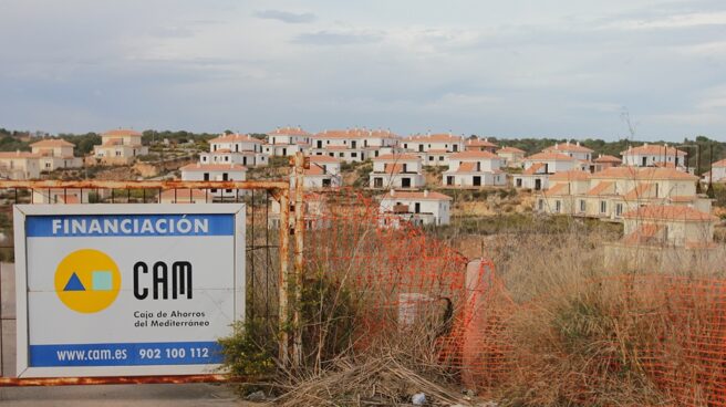 Promoción de viviendas fallidas en Cala Romántica (Mallorca), con un cartel de la CAM.