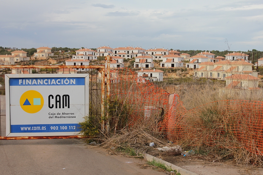 Promoción de viviendas fallidas en Cala Romántica (Mallorca), con un cartel de la CAM.