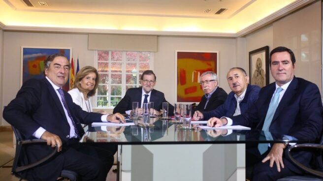 CEOE y sindicatos reunidos en La Moncloa. Los primeros espadas de CEOE-Cepyme y de CCOO y UGT reunidos en La Moncloa en plena negociación de los sueldos para 2017.