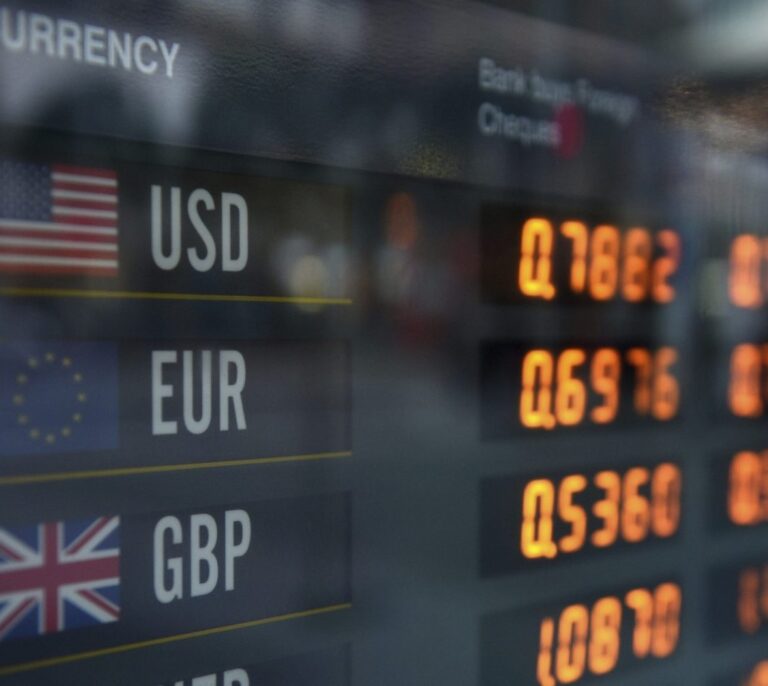 La libra toca máximos de 2017 y causa la mayor caída de la bolsa británica en 10 meses