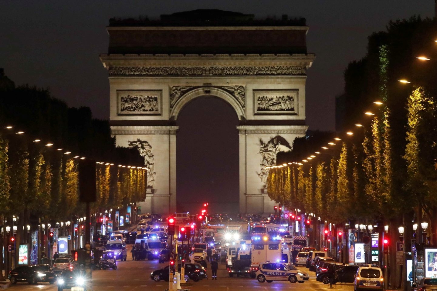 Los Campos Elíseos de París, tomados por la Policía tras el tiroteo en el que ha muerto un agente.
