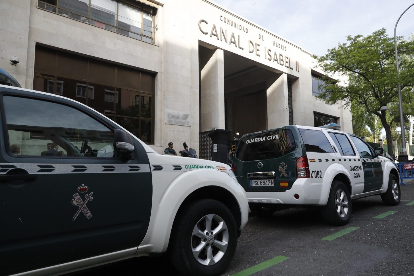 La Guardia Civil, a la puerta del Canal de Isabel II.