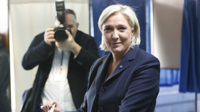 La candidata del Frente Nacional, Marine Le Pen, vota en las elecciones que Francia celebra este domingo.