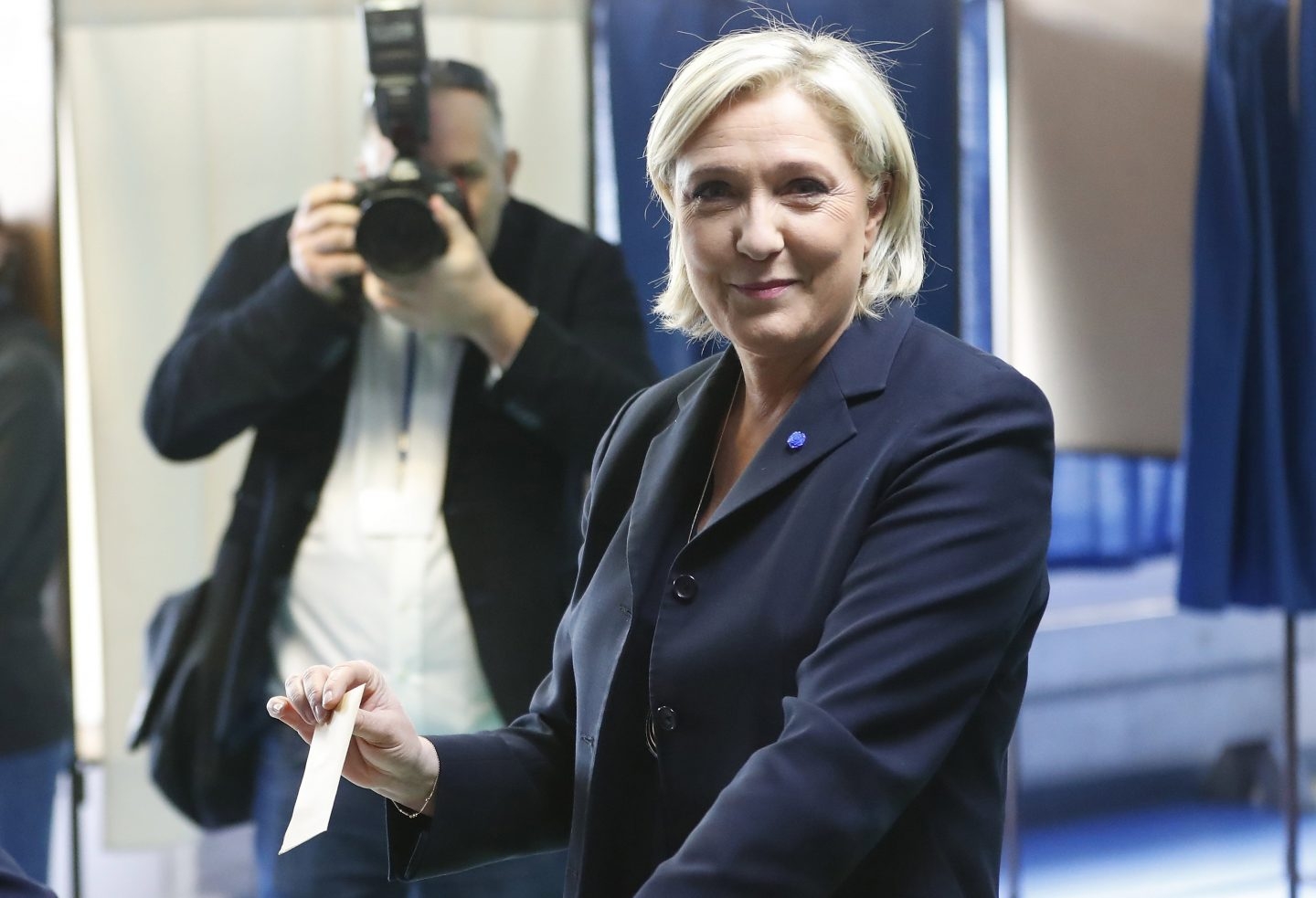 La candidata del Frente Nacional, Marine Le Pen, vota en las elecciones que Francia celebra este domingo.