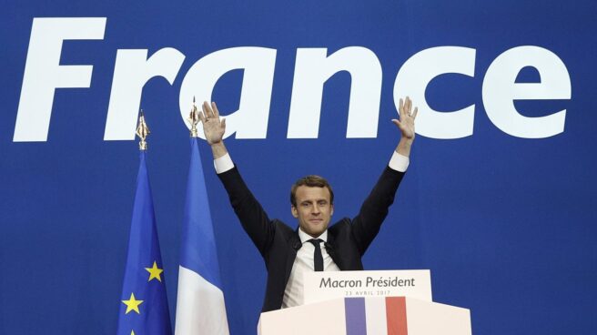 Emmanuele Macron saluda a sus seguidores.