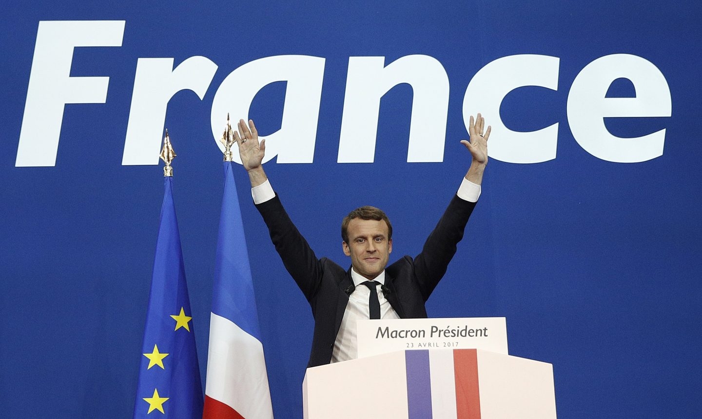 Emmanuele Macron saluda a sus seguidores.