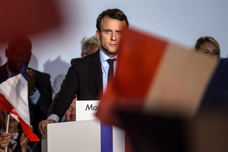 Emmanuel Macron da un mitin en la campaña electoral en Francia