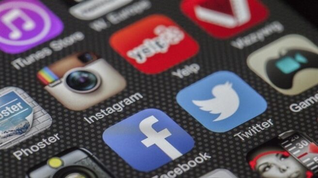 Facebook e Instagram Las aplicaciones de Facebook e Instagram en un smartphone.