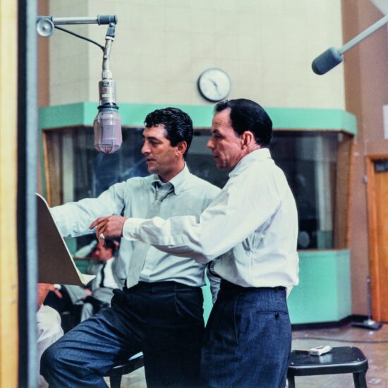 Frank Sinatra y Dean Martin en los estudios de la torre Capitol Records en octubre de 1958.