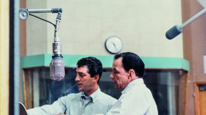 Frank Sinatra y Dean Martin en los estudios de la torre Capitol Records en octubre de 1958.