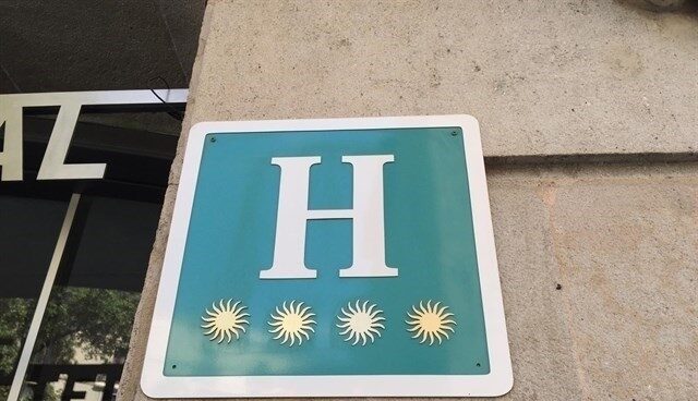 IPC Chapa identificativa de un hotel de cuatro estrellas.