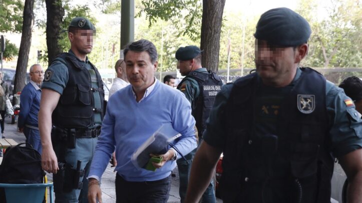 Ignacio González entra en su despacho profesional durante el registro realizado por la Guardia Civil.