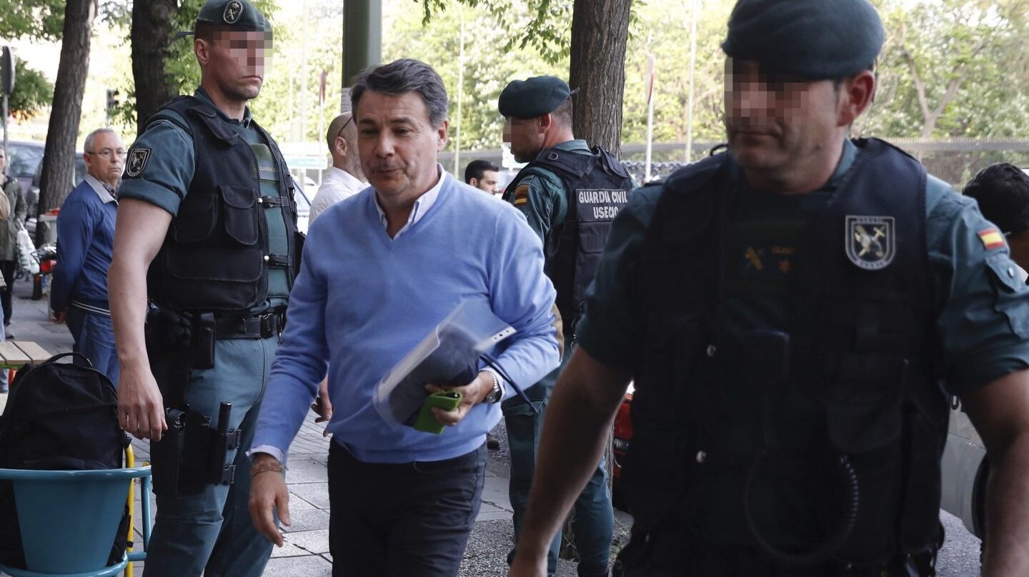 Ignacio González entra en su despacho profesional durante el registro realizado por la Guardia Civil.