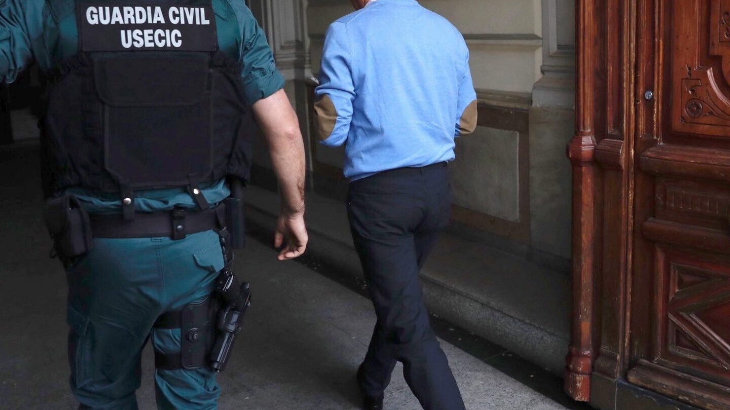 Ignacio González entra en su despacho, junto a la Guardia Civil. el día de su detención.