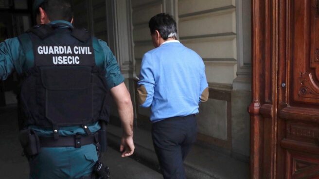 Ignacio González entra en su despacho, junto a la Guardia Civil. el día de su detención.
