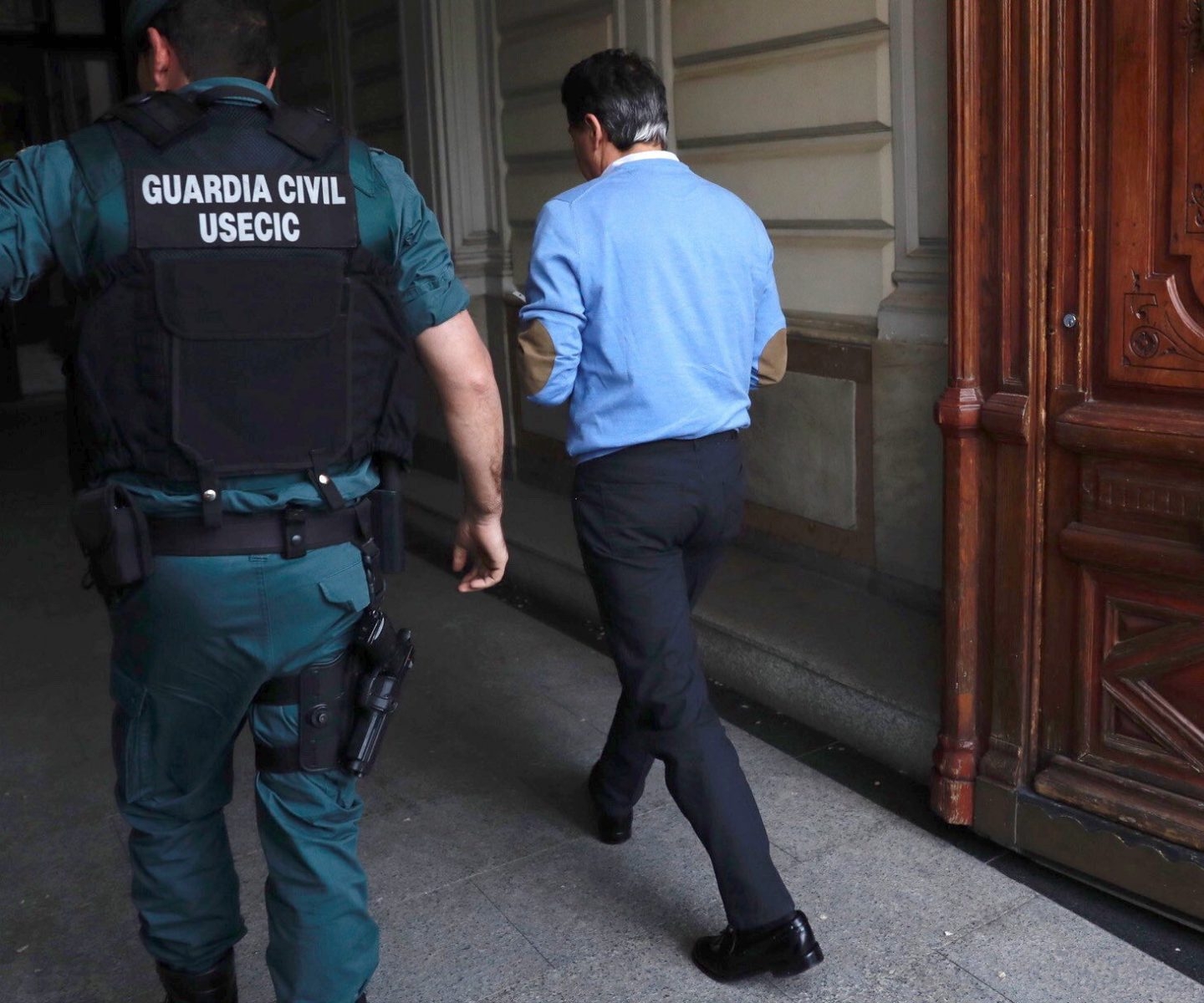 Ignacio González entra en su despacho, junto a la Guardia Civil. el día de su detención.