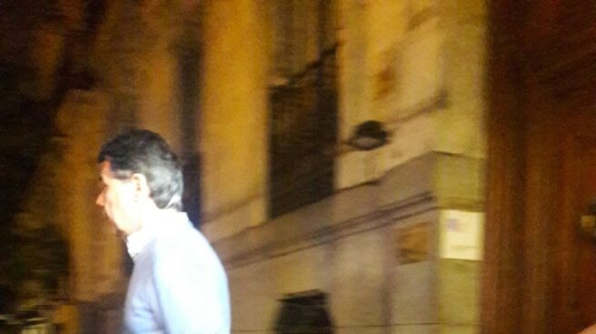 Ignacio González sale de su despacho. Ignacio González sale anoche de su despacho.