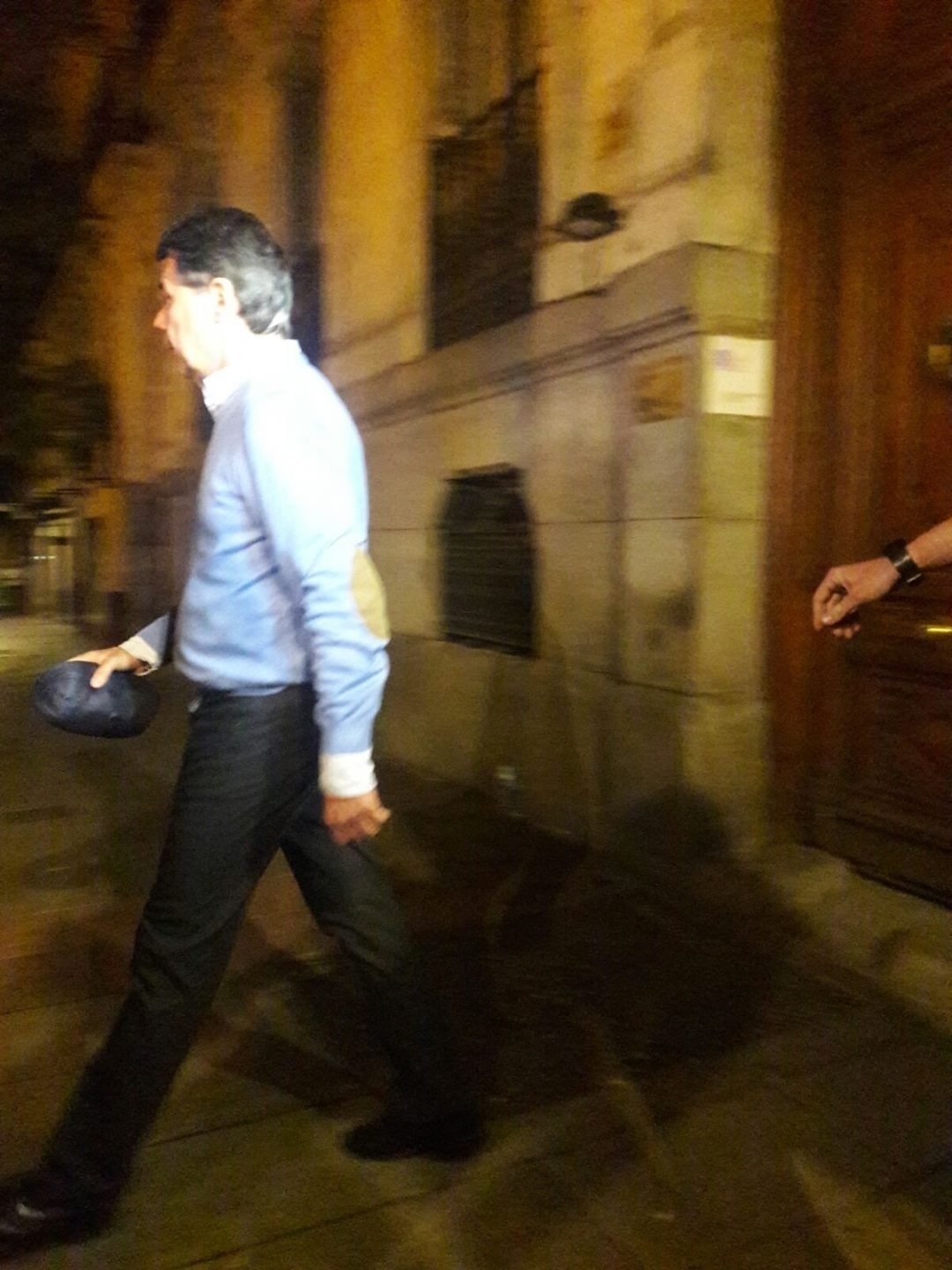 Ignacio González sale anoche de su despacho.