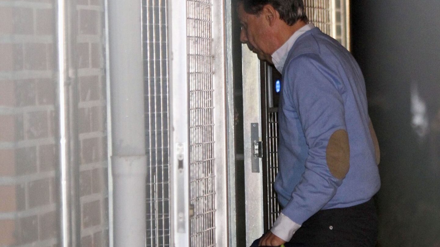 Ignacio González accede a la Comandancia de la Guardia Civil de Tres Cantos.