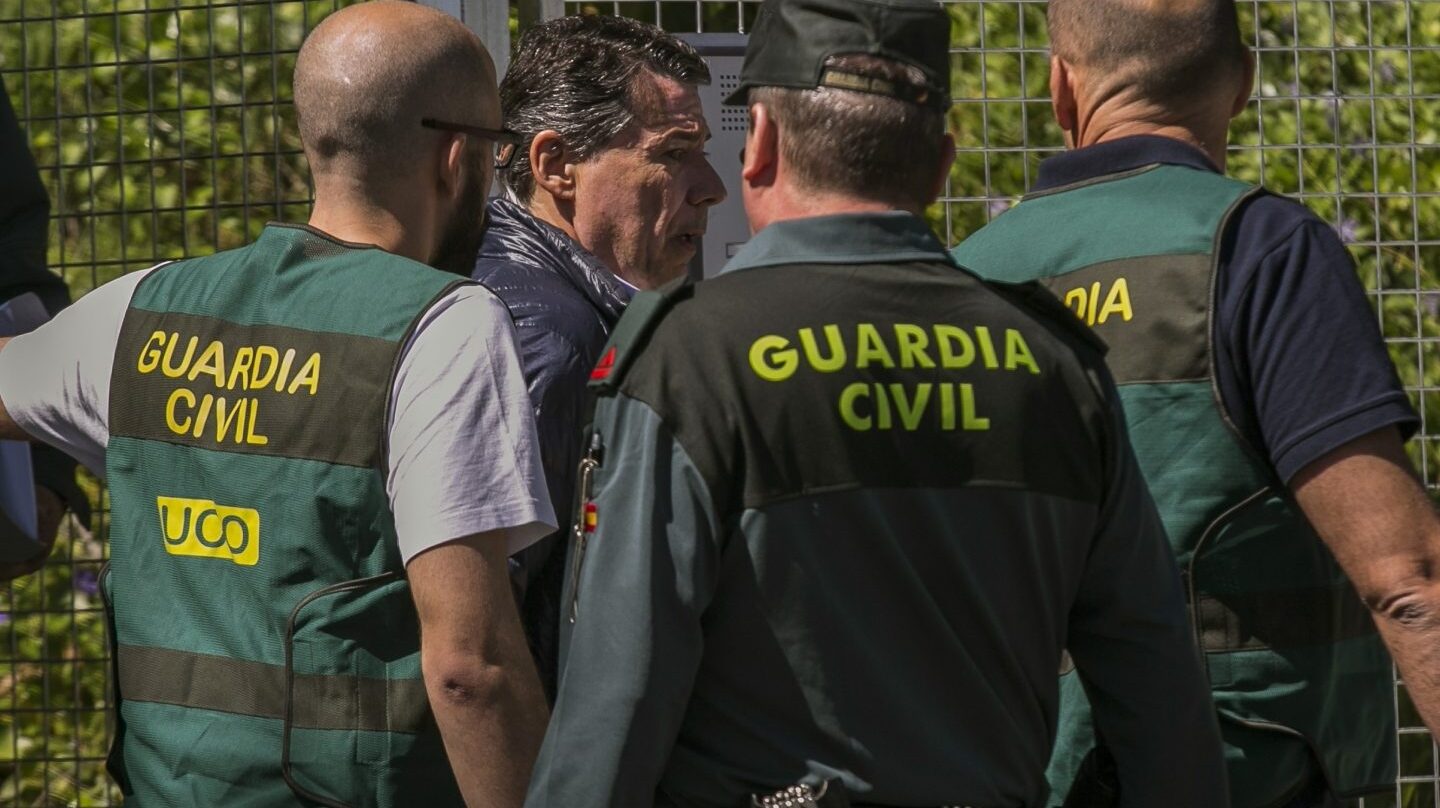 Ignacio González sale este viernes de la Comandancia de la Guardia Civil rumbo a la Audiencia Nacional.