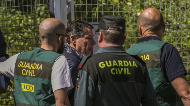 Ignacio González sale este viernes de la Comandancia de la Guardia Civil rumbo a la Audiencia Nacional.