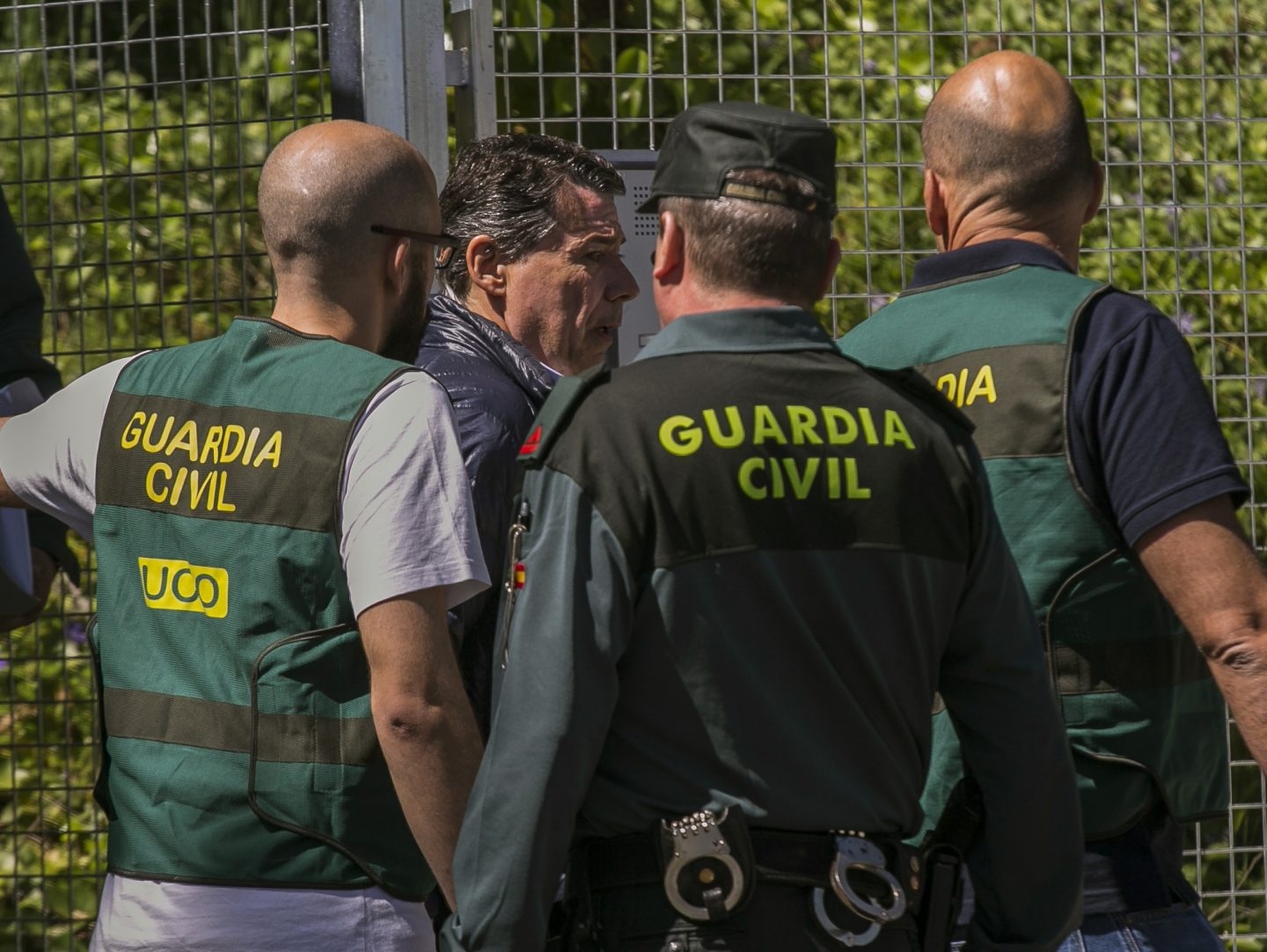 Ignacio González sale este viernes de la Comandancia de la Guardia Civil rumbo a la Audiencia Nacional.