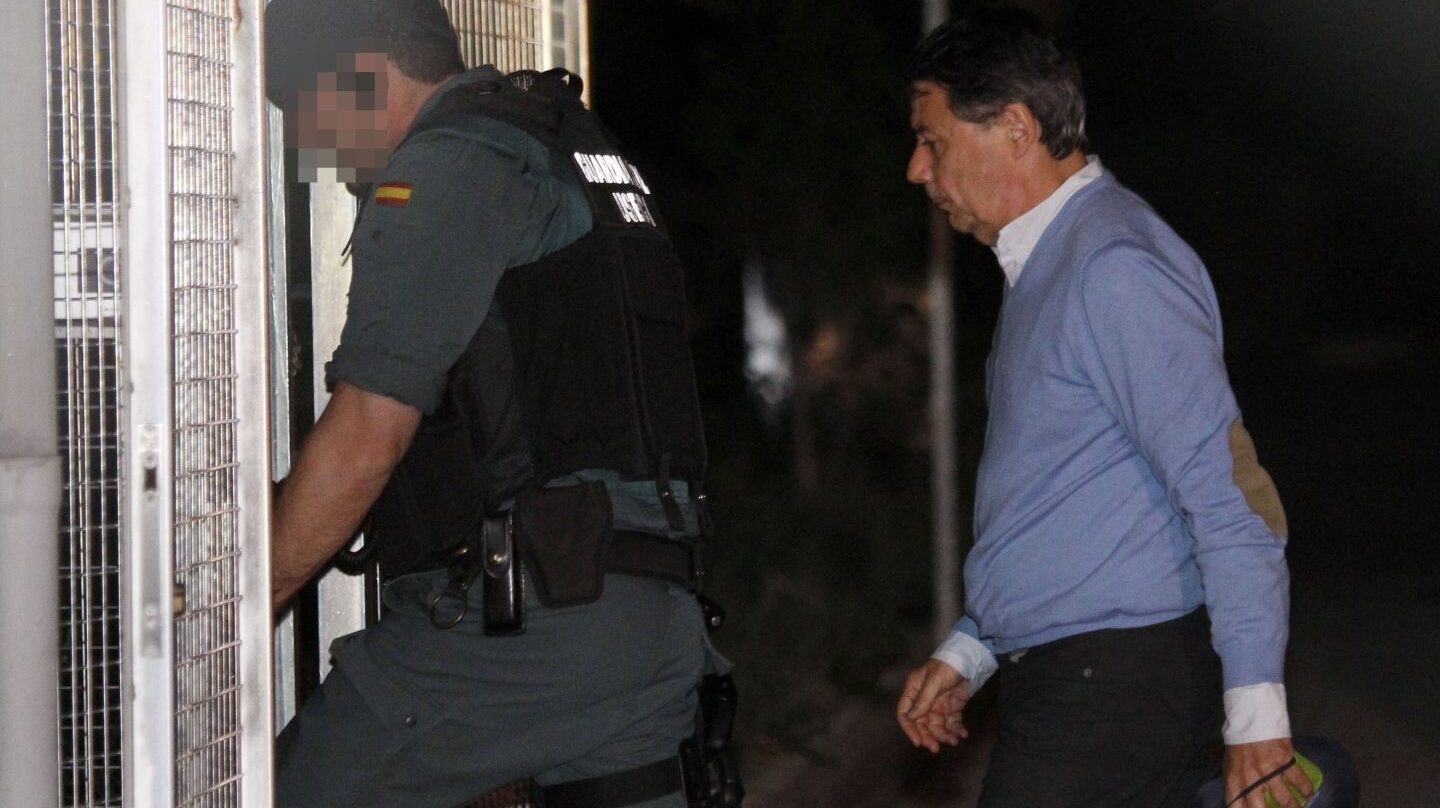 Ignacio González entra en la Comandancia de la Guardia Civil.