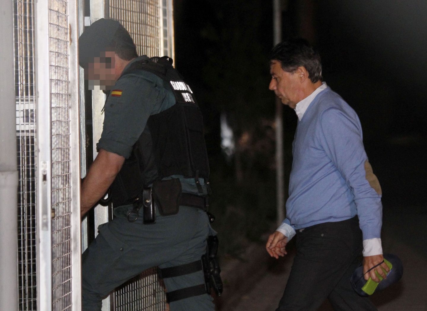 Ignacio González entra en la Comandancia de la Guardia Civil.