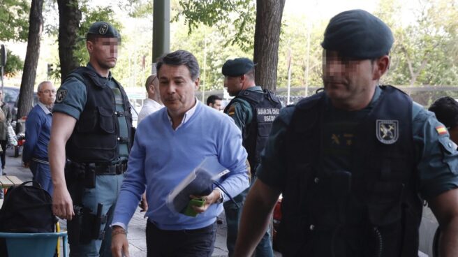 Ignacio González entra en su despacho profesional durante el registro realizado por la Guardia Civil.