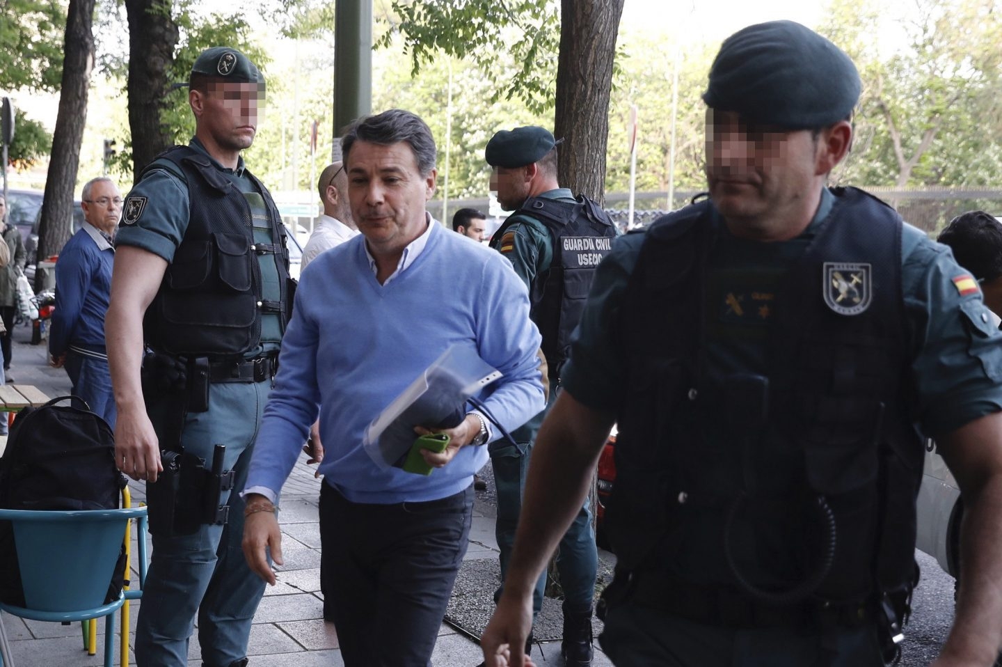 Ignacio González entra en su despacho profesional durante el registro realizado por la Guardia Civil.