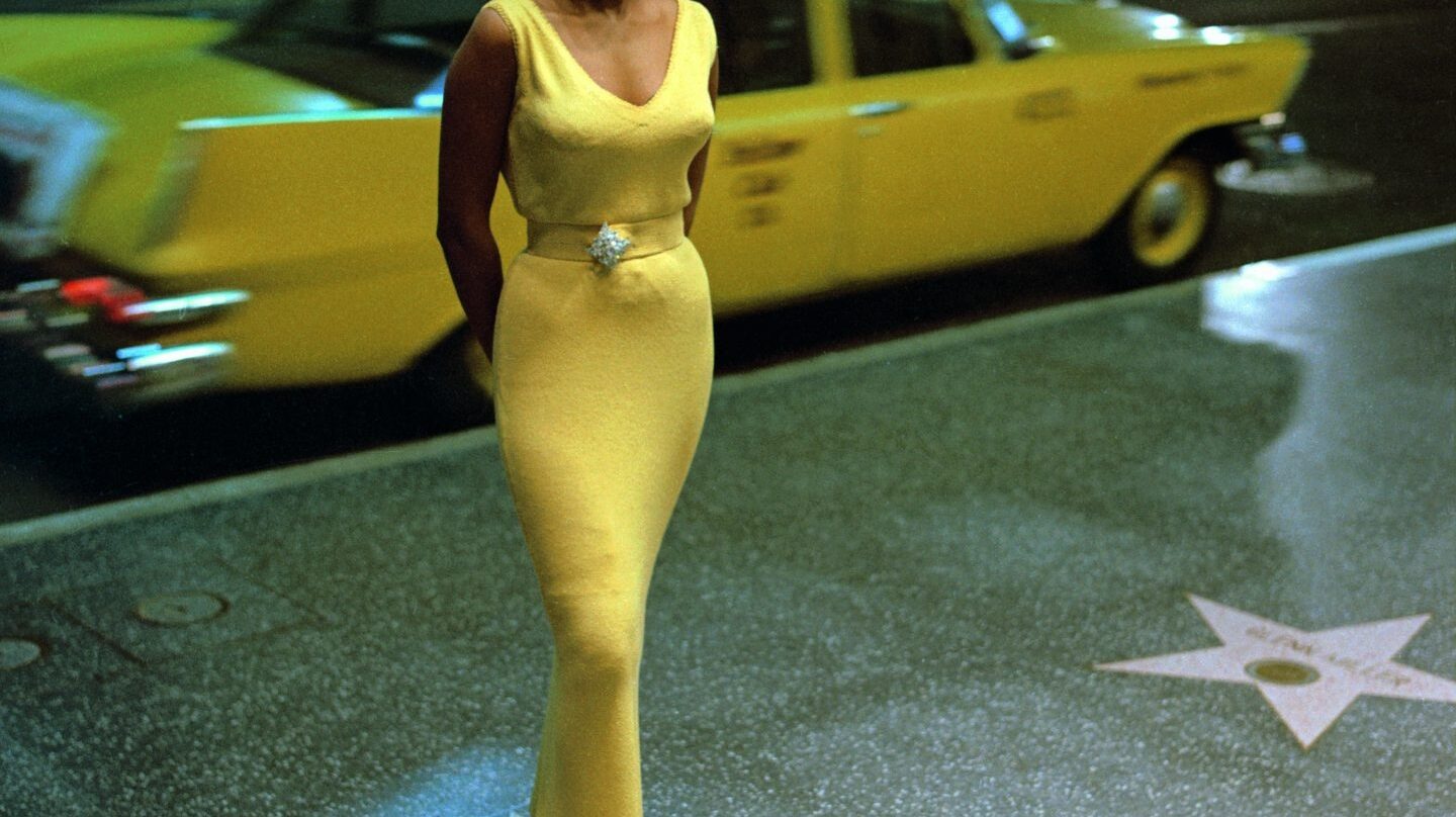 La cantante de jazz Nancy Wilson en Hollywood Boulevard, Hollywood 1963.
