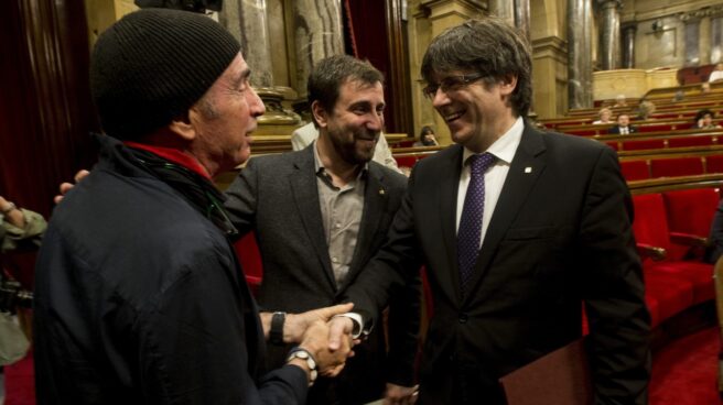 Llach y Puigdemont, en el Parlament.