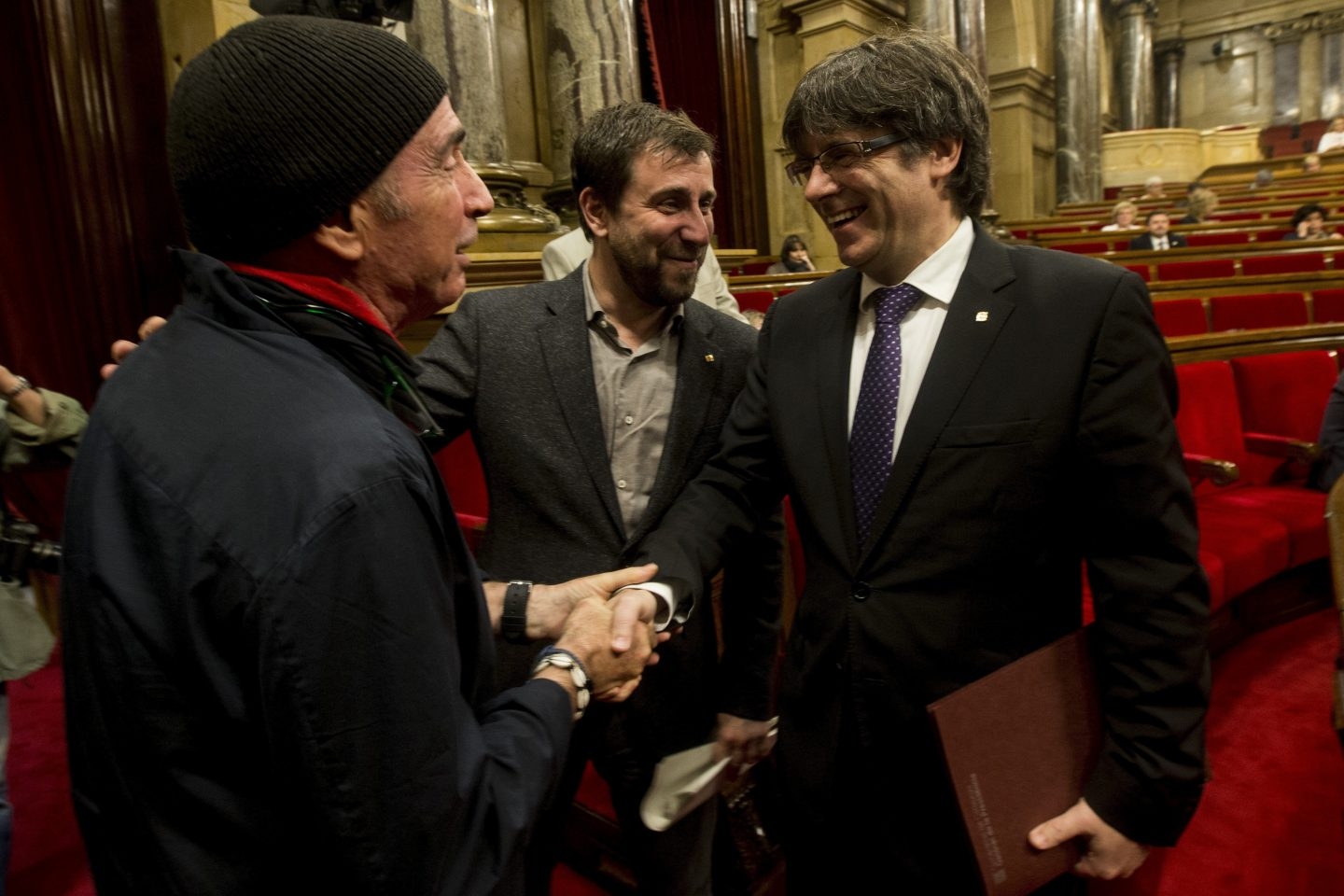 Llach y Puigdemont, en el Parlament.