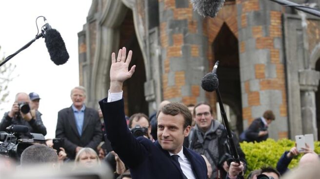 Macron saluda tras votar en las elecciones presidenciales en Francia.