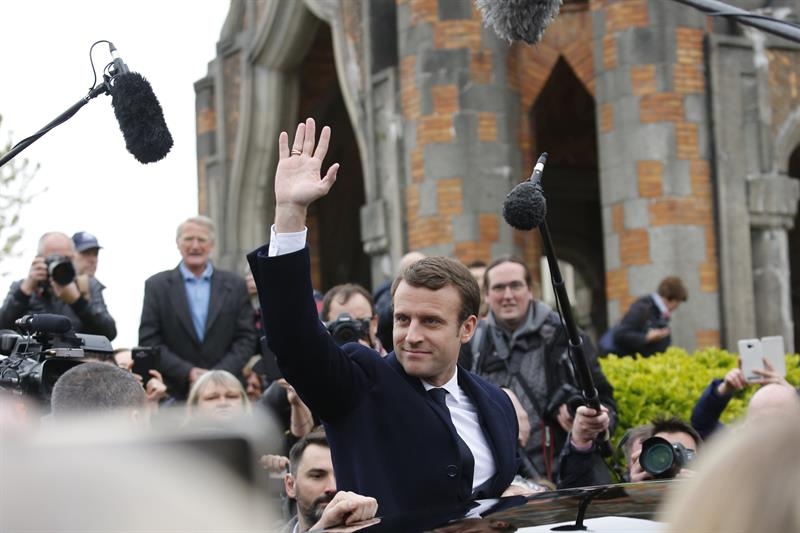 Macron saluda tras votar en las elecciones presidenciales en Francia.