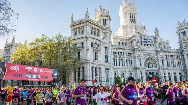 La Plaza de Cibeles llena de corredores en la edición 2016.