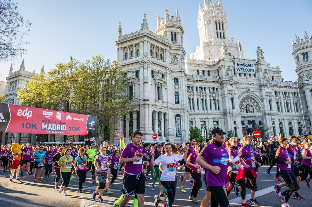 La Plaza de Cibeles llena de corredores en la edición 2016.