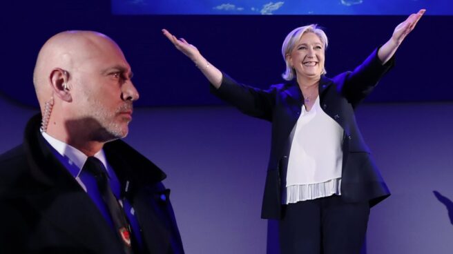 Marine Le Pen saluda tras las elecciones.