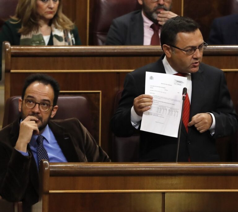 Susana Díaz deja caer a Heredia, su hombre en el Congreso, por sus grabaciones