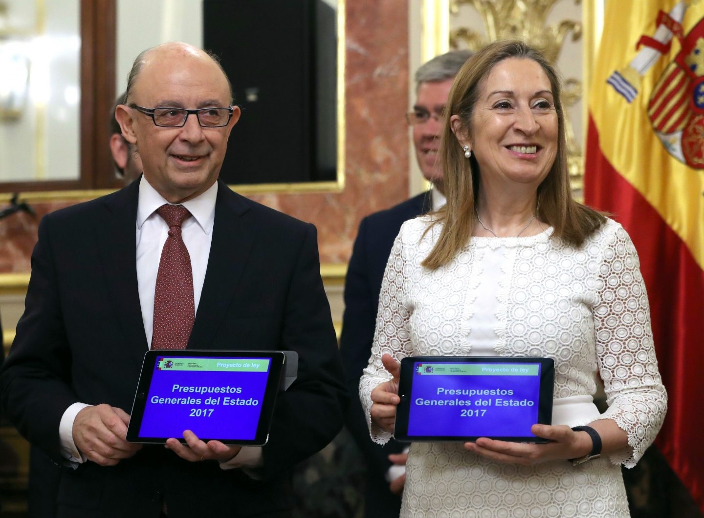 Crsitóbal Montoro y Ana Pastor, con los Presupuestos.